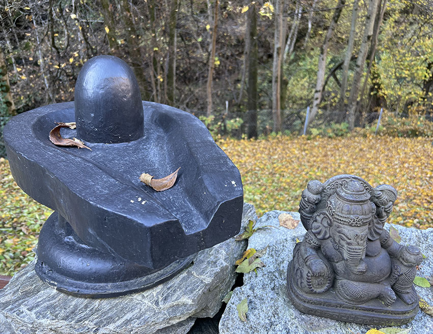 śivaliṅgam e il Suo Guardiano a Vānaprastha nilayam, Pontirone